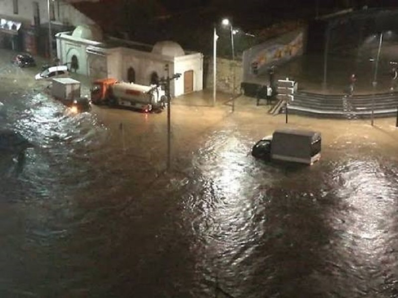 سيول تغرق الجزائر وتغمر المنازل وطرقات مقطوعة