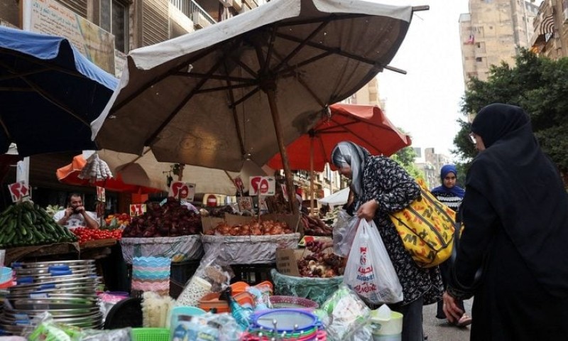 نار الأسعار تلهب أسواق مصر بعد تجاوز الدولار 56 جنيه