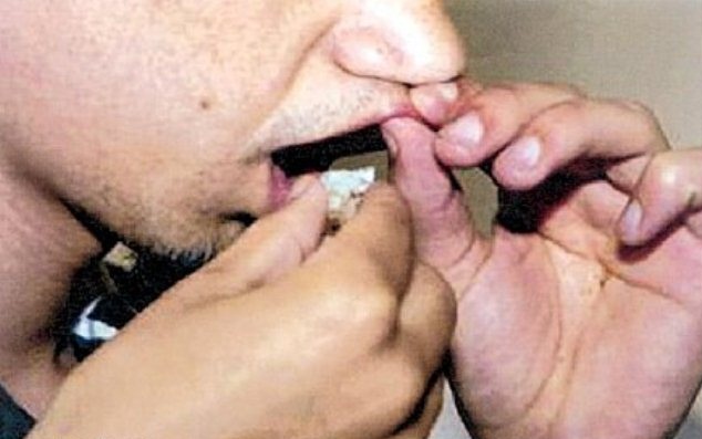 تلميذ بمدينة جديوية ولاية غليزان يعتدي ويشوّه وجه أستاذه داخل القسم
