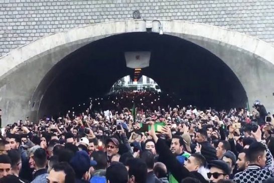 الشرطة الجزائرية ترتكب جريمة في حق المتظاهرين باستخدامها غازات سامة منتهية الصلاحية داخل نفق الجامعة