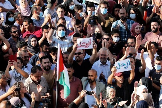 فلسطينيون يتظاهرون لليوم الثالث على التوالي بعد وفاة الناشط نزار بنات