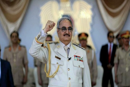مسلحون في طبرق يطالبون رئيس الوزراء الدبيبة بأداء التحية لحفتر مقابل المرور